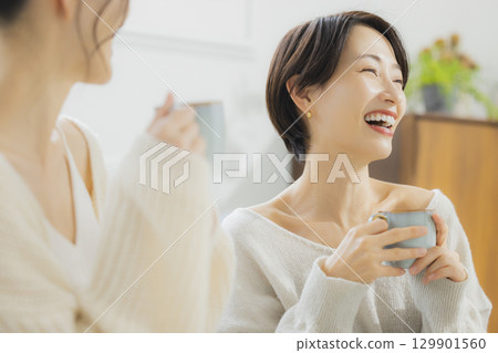一個女人在她的房間裡喝熱咖啡 129901560