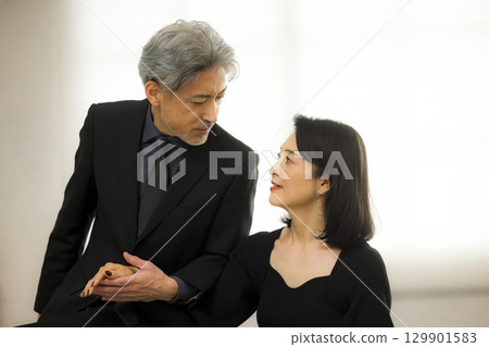 一對中年夫妻約會的形象 一對中年夫妻約會的形象 129901583