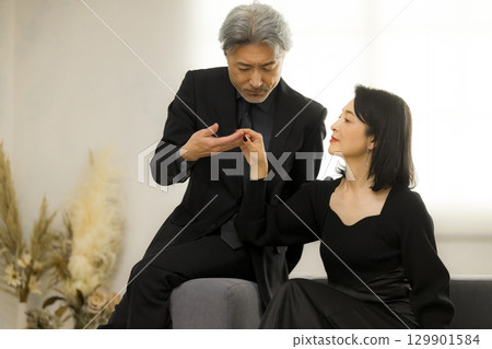 Image of a middle-aged couple dating 129901584