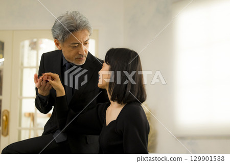 一對中年夫妻約會的形象 一對中年夫妻約會的形象 129901588