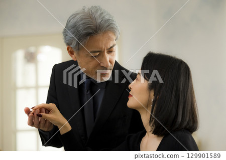 一對中年夫妻約會的形象 一對中年夫妻約會的形象 129901589