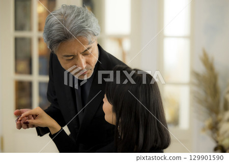 一對中年夫妻約會的形象 一對中年夫妻約會的形象 129901590