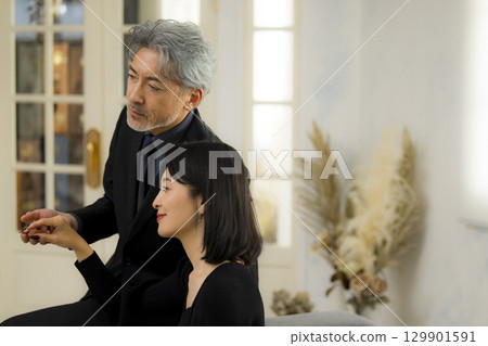 Image of a middle-aged couple dating 129901591