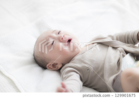 年輕的母親照顧她的孩子 年輕的母親照顧她的孩子 129901675