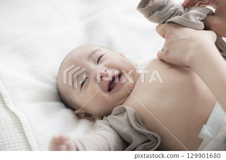 年輕的母親照顧她的孩子 129901680