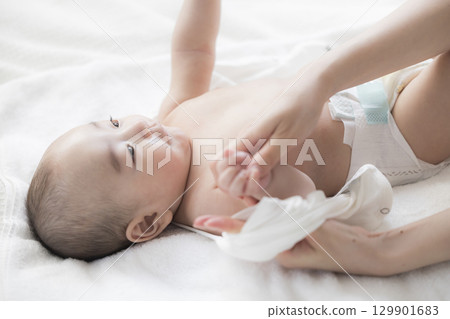 年輕的母親照顧她的孩子 年輕的母親照顧她的孩子 129901683