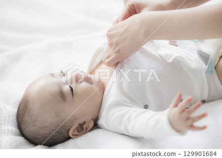 年輕的母親照顧她的孩子 129901684