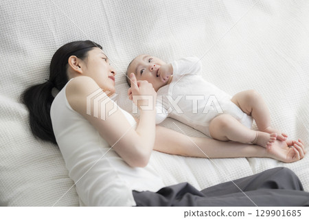 年輕的母親照顧她的孩子 129901685