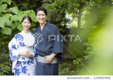 穿著浴衣享受觀光的情侶 129902068