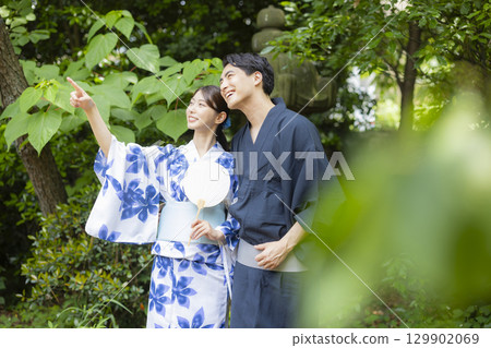 穿著浴衣享受觀光的情侶 穿著浴衣享受觀光的情侶 129902069