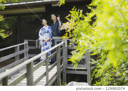穿著浴衣享受觀光的情侶 129902074