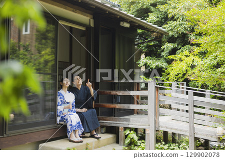 穿著浴衣享受觀光的情侶 129902078