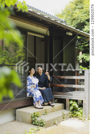 穿著浴衣享受觀光的情侶 穿著浴衣享受觀光的情侶 129902079