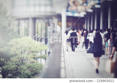 人們走在大阪市的背影 129902622
