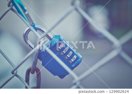 連接到網柵欄的組合鎖掛鎖 129902624