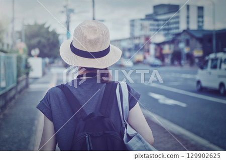 戴草帽的女人後面視圖 129902625