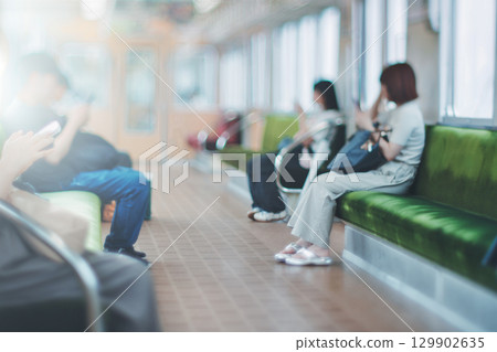 火車內景物模糊 129902635