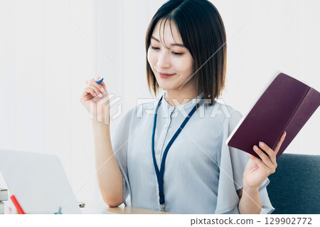 觀看筆記本的女商人 129902772