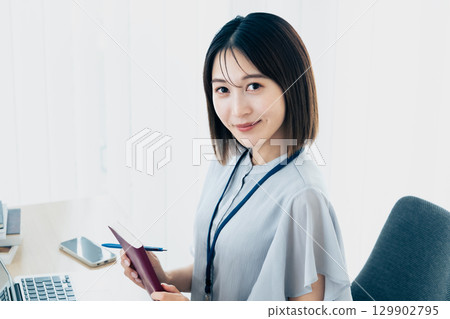 Woman working in the office Woman working in the office 129902795