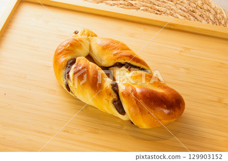 Rolled bean bun 129903152