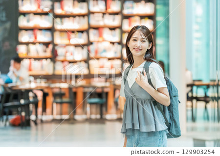 年輕女大學生購物 129903254