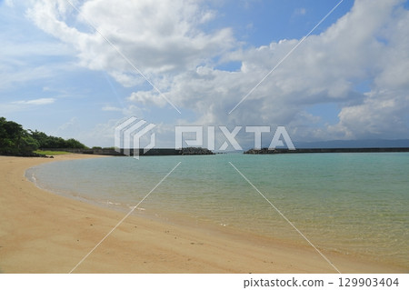 Beautiful, crystal clear seascape in front of Hatoma Island Beautiful, crystal clear seascape in front of Hatoma Island 129903404