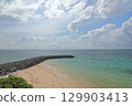 鳩間島的 Narari 海灘景色，被弧形防波堤隔開 129903413