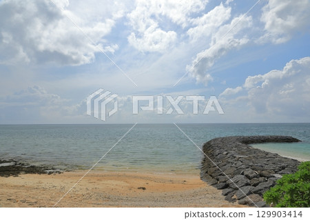Coastal scenery of Narari Beach on Hatoma Island, overlooking the vast expanse of the East China Sea Coastal scenery of Narari Beach on Hatoma Island, overlooking the vast expanse of the East China Sea 129903414