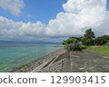 一個人站在鳩間島的防波堤上，眼前是一望無際的碧藍大海 129903415