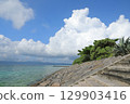 站在鳩間島防波堤上的一個人，那裡正升起盛夏的雲彩 129903416