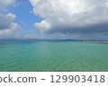 鳩間島前的海灘，遠處是西表島，風景優美 129903418
