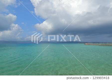 鳩間島前的海灘，遠處是西表島，風景優美 129903418