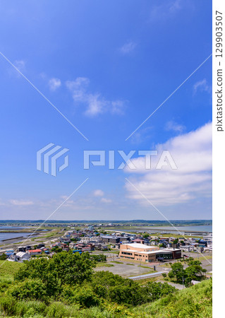 藍天下的濱中町和大海的景色 129903507