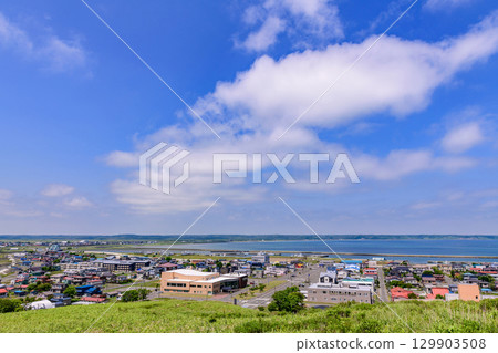 藍天下的濱中町和大海的景色 129903508