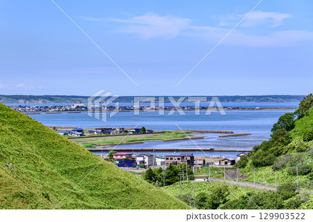 藍天下的濱中町和大海的景色 129903522