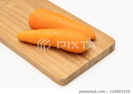 切菜板上的紅蘿蔔 129903539