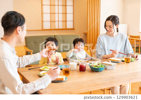 年輕的家庭在餐桌上吃飯 129903621