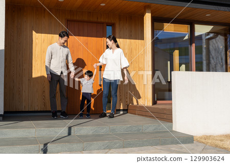 Young family, home 129903624