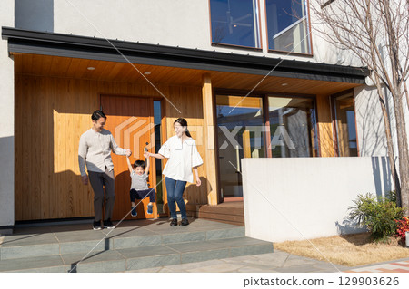 Young family, home 129903626