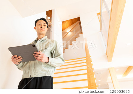 建築工人檢查房屋內部 129903635