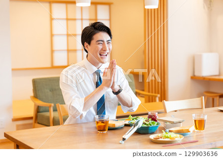 吃早餐的男人 129903636