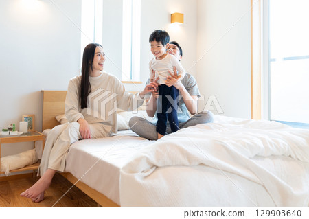 年輕的家庭在臥室裡交談 129903640