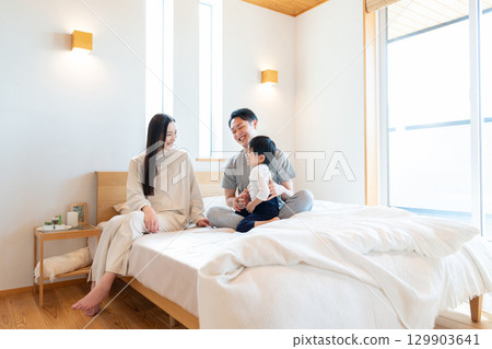 年輕的家庭在臥室裡交談 129903641