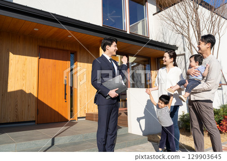 商人介紹房地產和一個年輕的家庭 129903645