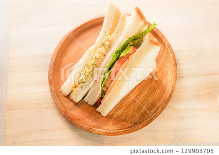 Egg, ham and tomato sandwich 129903705