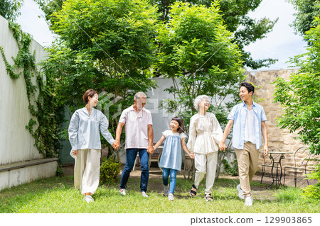 Three generation family holding hands 129903865