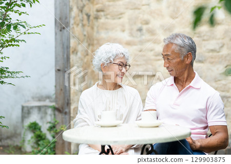 老夫婦在花園喝咖啡 129903875