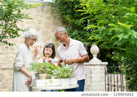 老年夫婦與孩子園藝 129903881