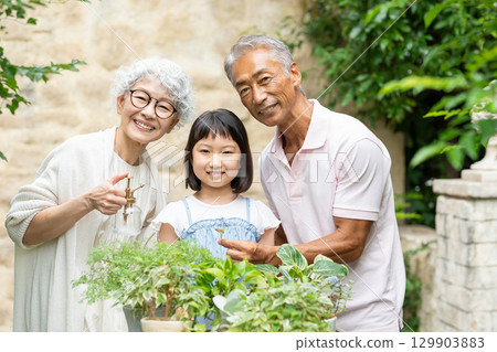 老年夫婦與孩子園藝 129903883