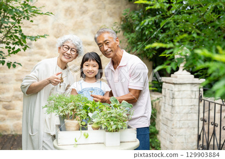 老年夫婦與孩子園藝 129903884